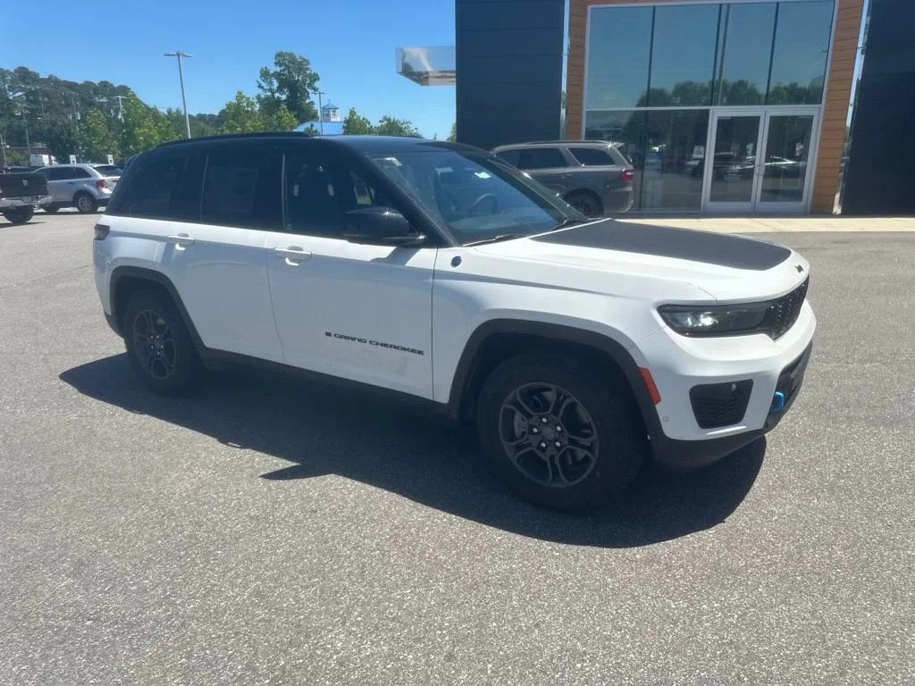 New 2024 Bright White Clear-Coat Exterior Paint Jeep Trailhawk 4xe image 2
