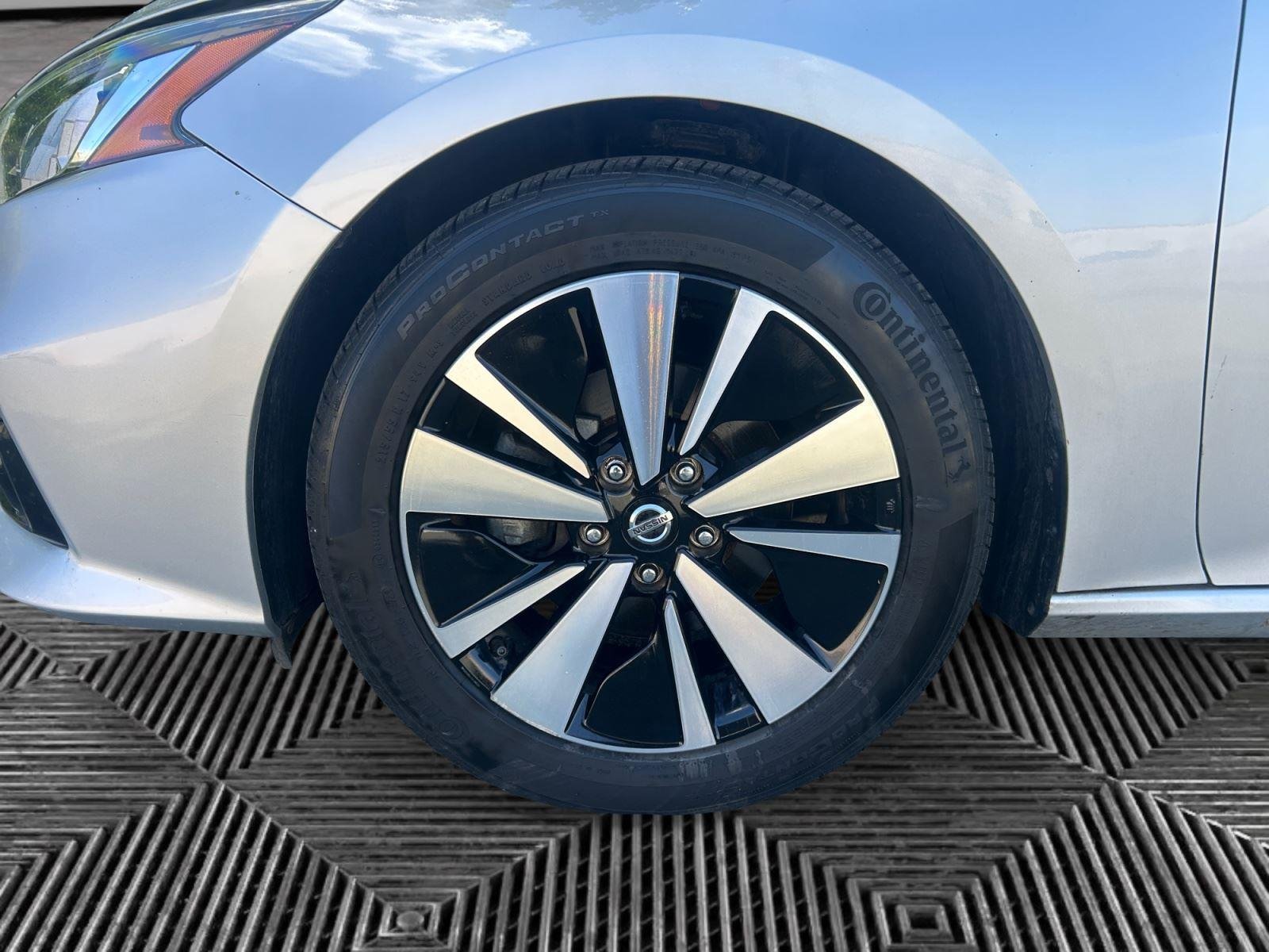 Used 2019 Brilliant Silver Metallic Nissan 2.5 SV image 14