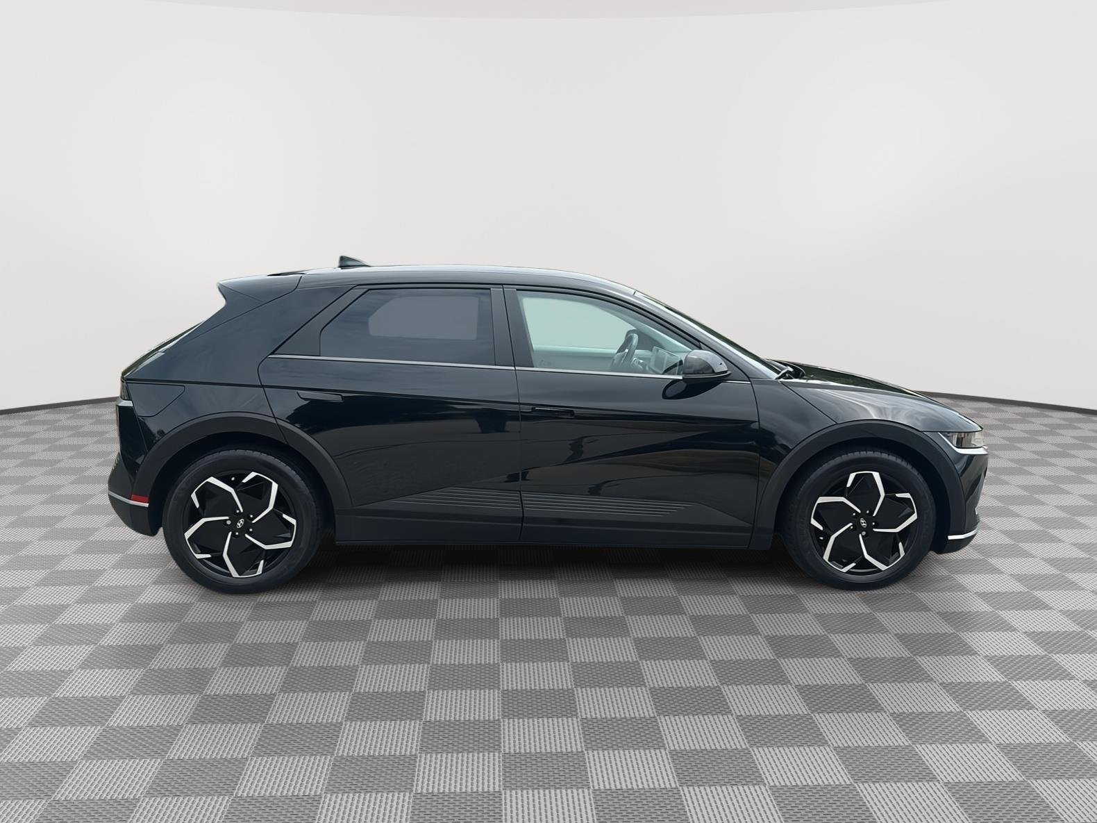 Used 2023 Phantom Black Hyundai SE image 4