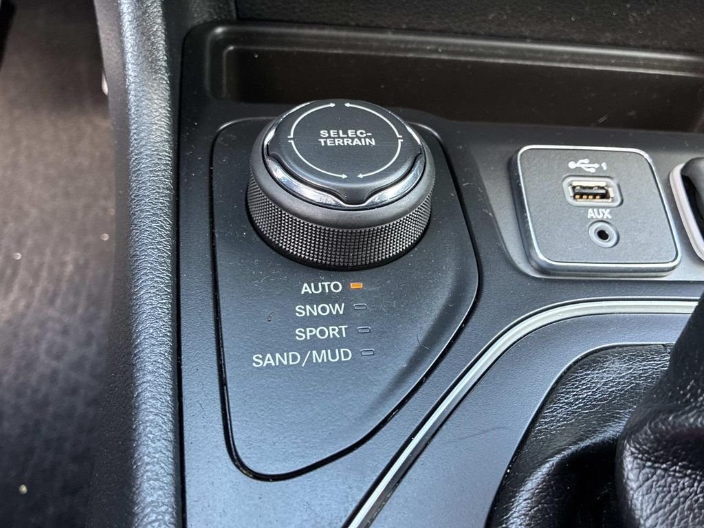 Used 2019 Black Jeep Latitude Plus image 29
