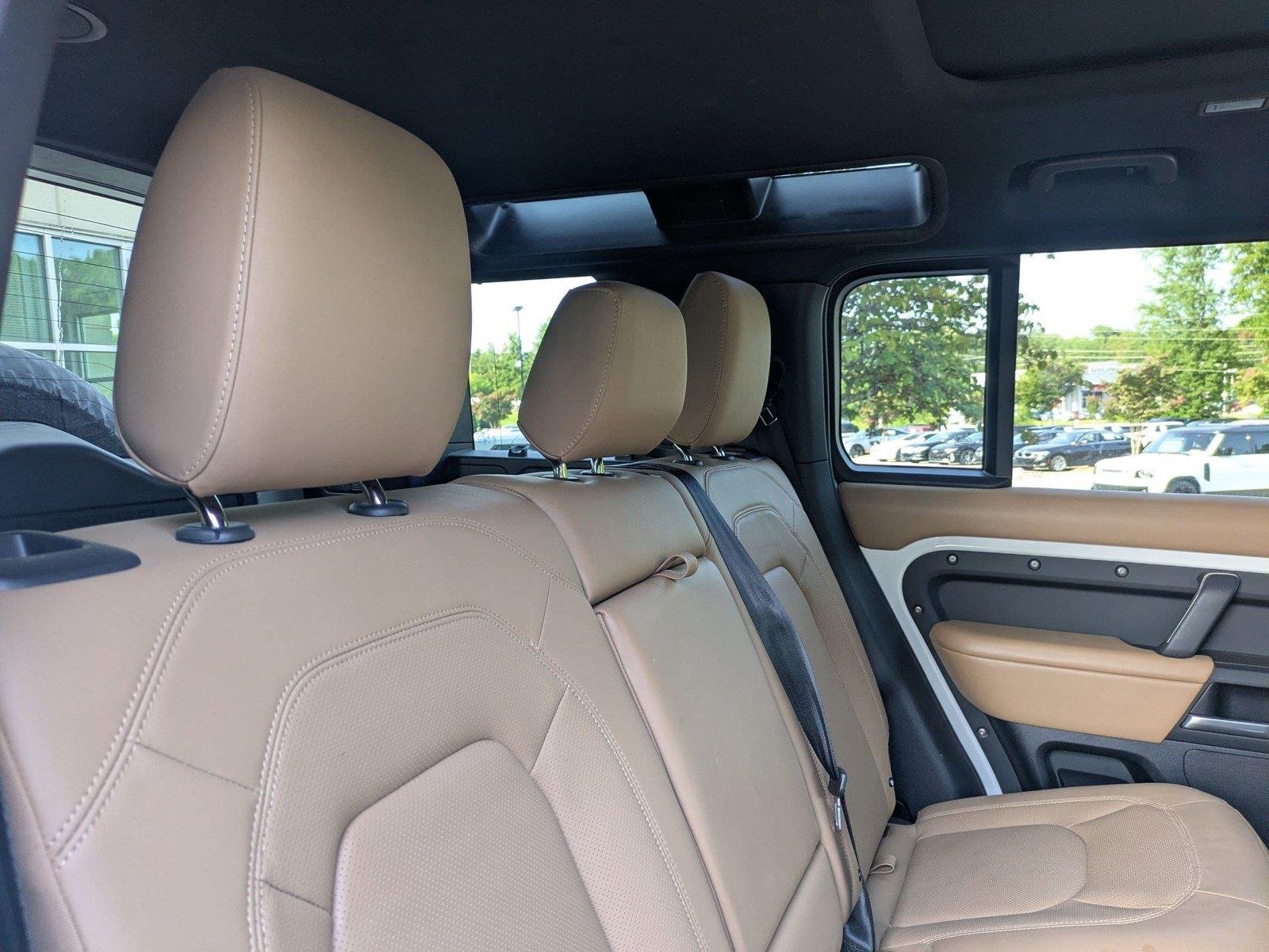 Used 2025 Fuji White Land Rover X-Dynamic SE image 7