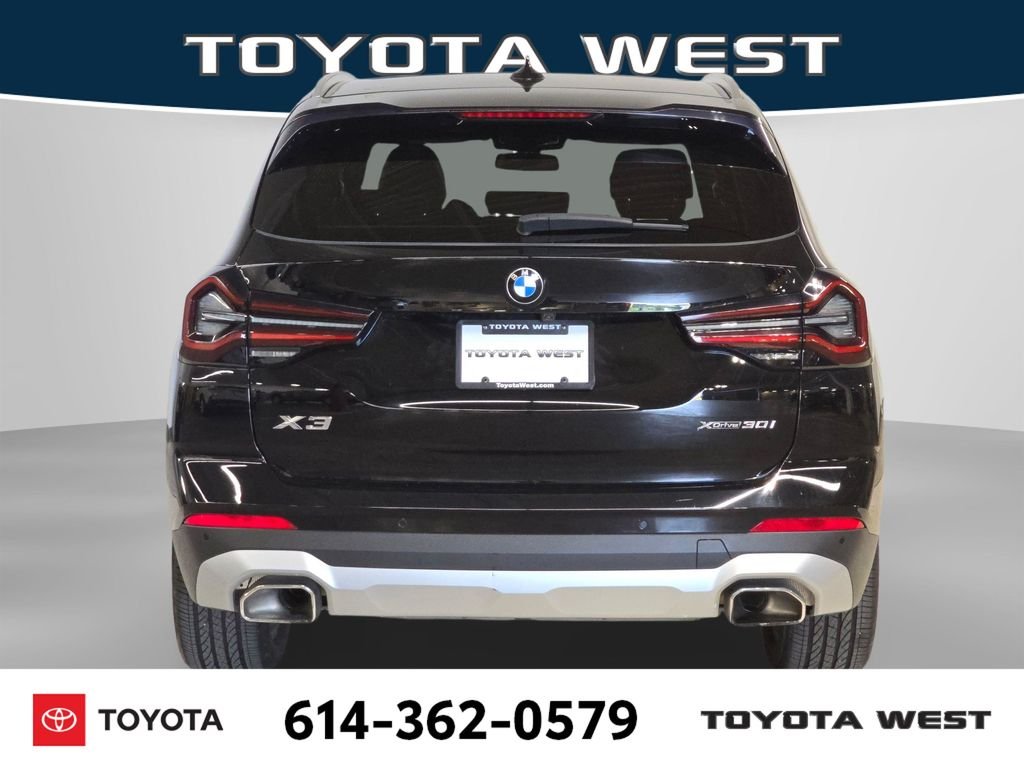 Used 2022  BMW xDrive30i image 9