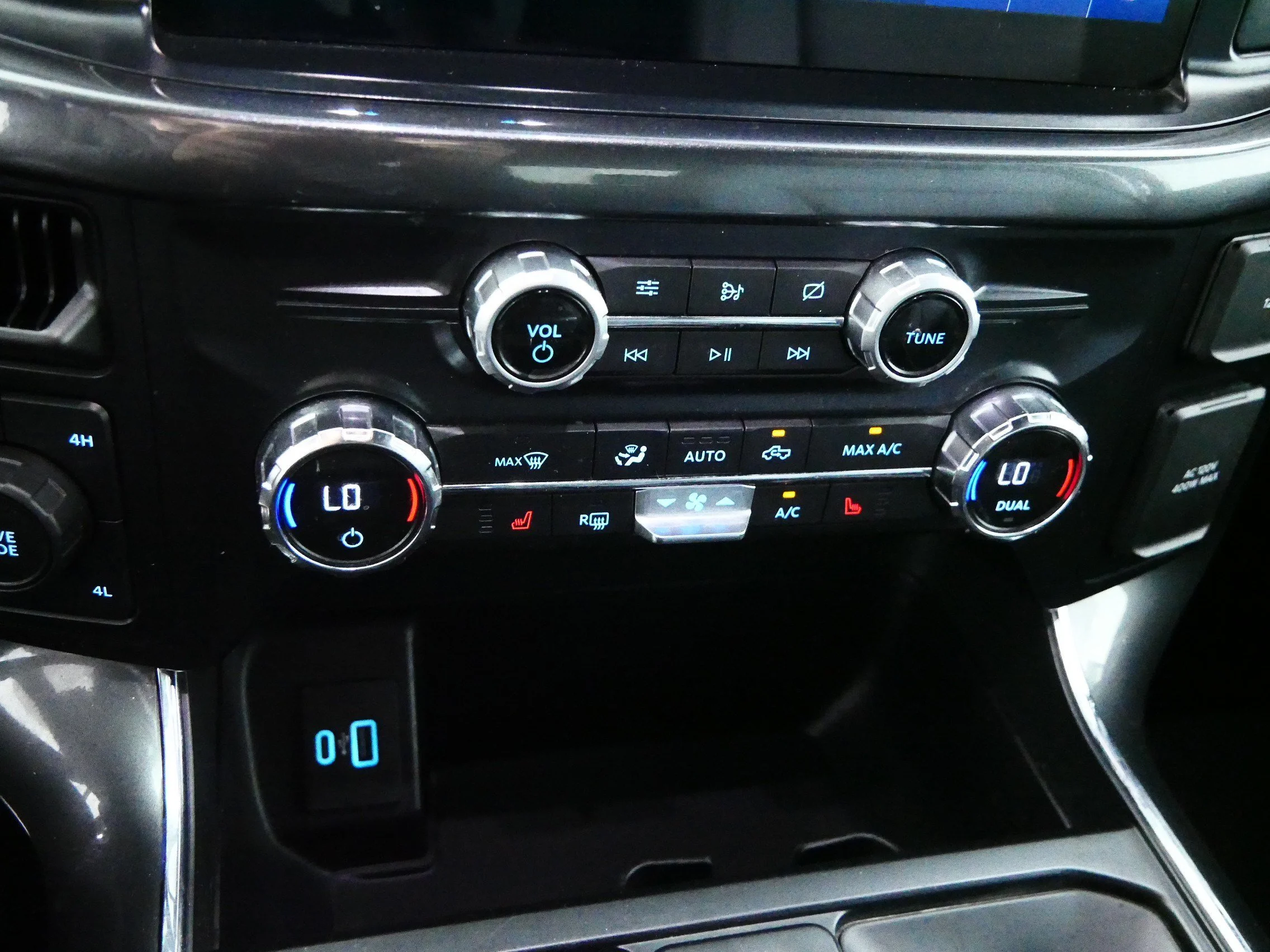 Used 2021 Agate Black Metallic Ford XLT image 23