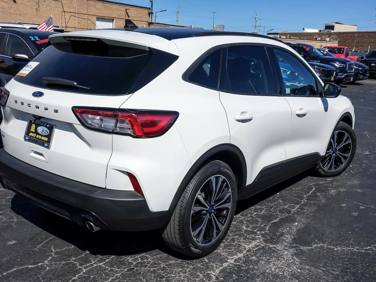 Used 2022 White Metallic Ford SE image 9