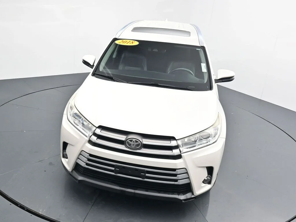 Used 2018 White Toyota XLE image 25
