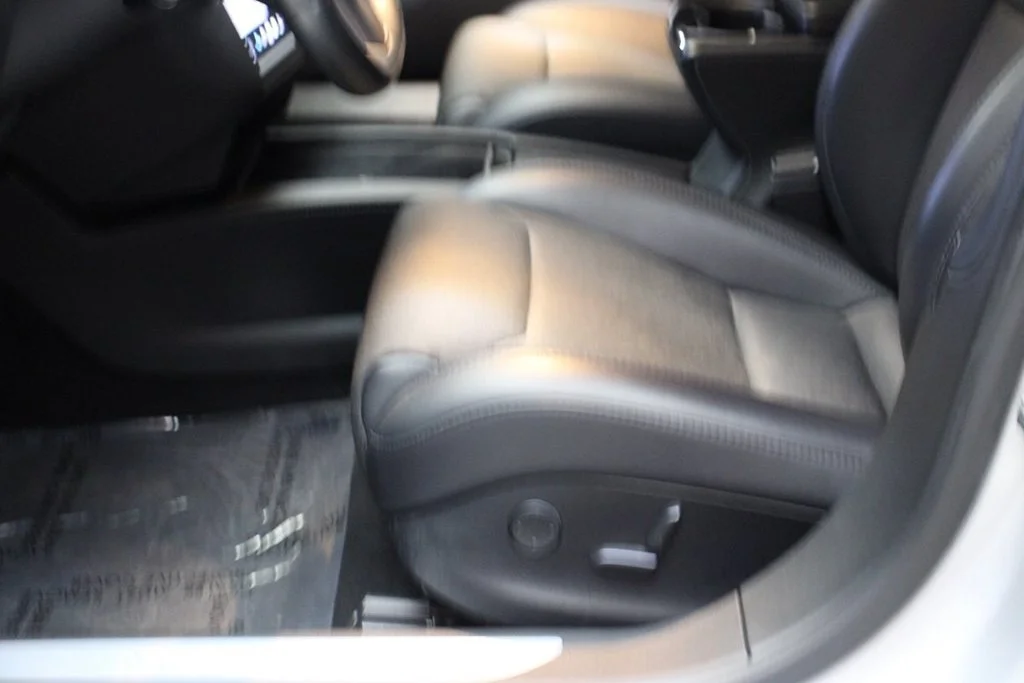 Used 2018 Obsidian Black Metallic Tesla  image 42