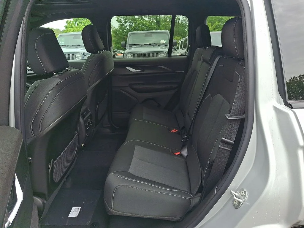 New 2026 Silver Zynith Exterior Paint Jeep Laredo X image 6