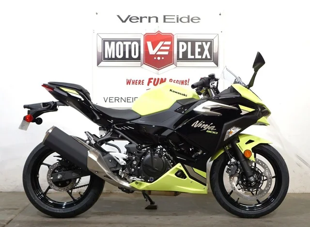 2026 Kawasaki Ninja 500 ABS Metallic Yellowish GreenEbony