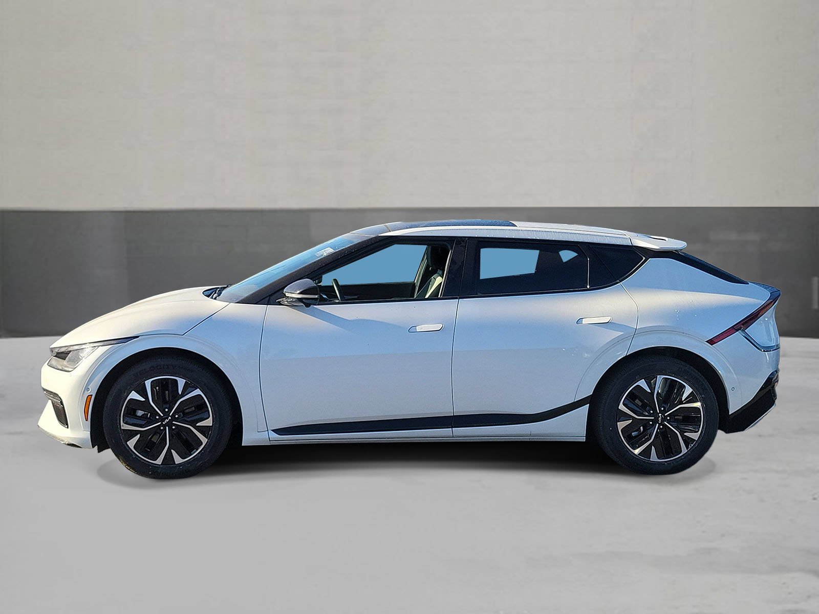 Used 2024 Snow White Pearl Kia GT-Line image 3