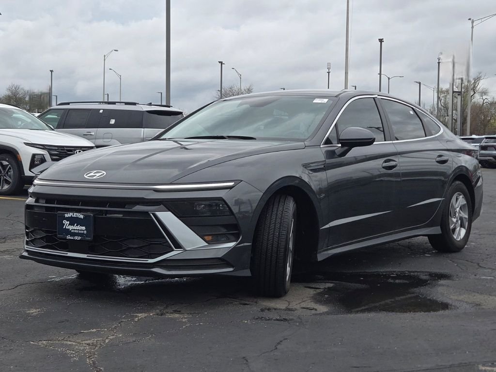 Used 2025 Gray Hyundai SE image 5