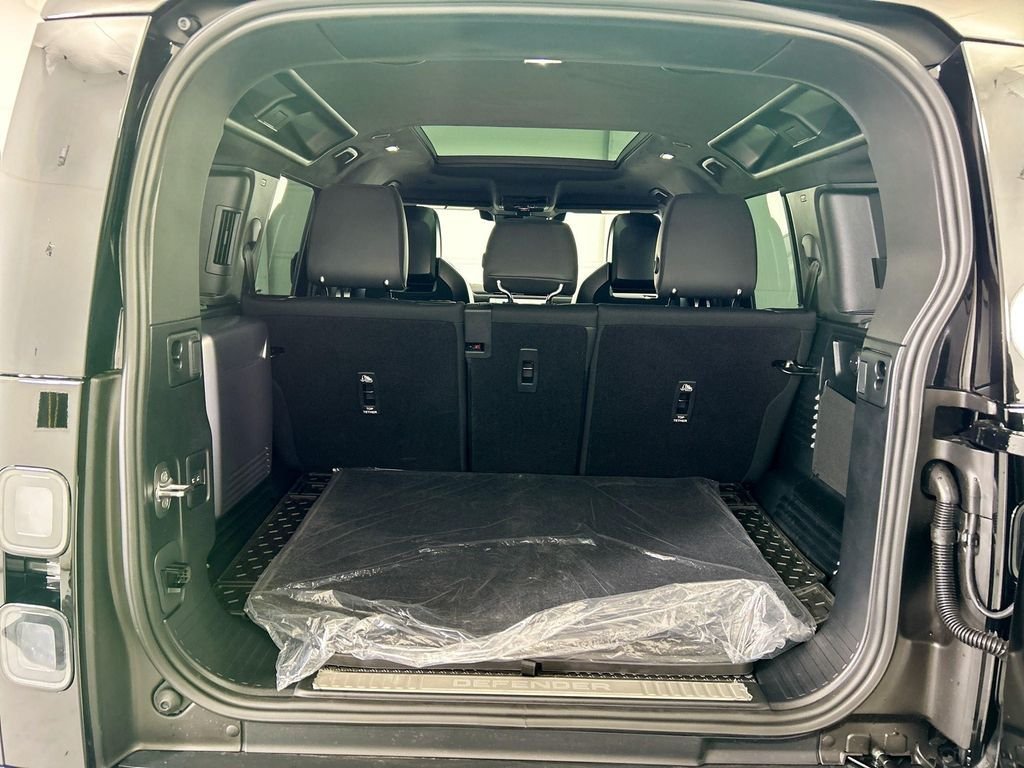 New 2026 Narvik Black Land Rover OCTA image 27
