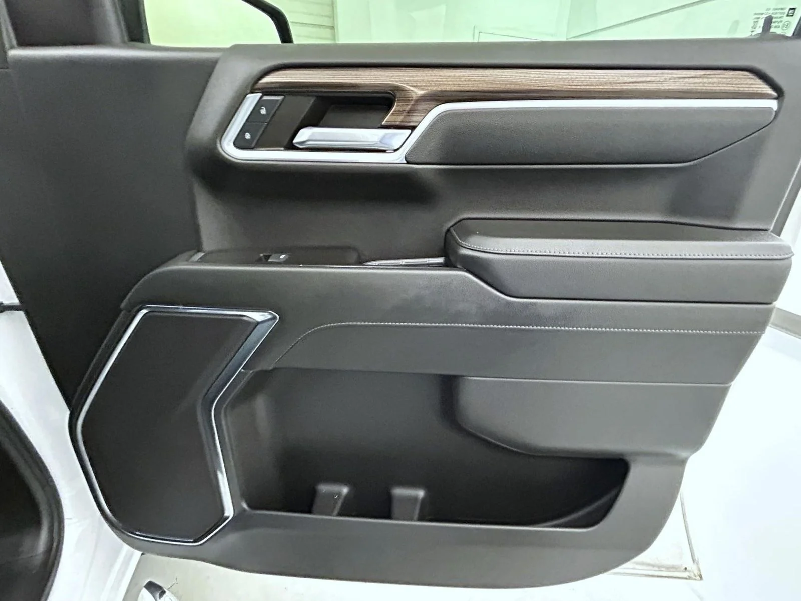 Used 2024 White Chevrolet LT image 16