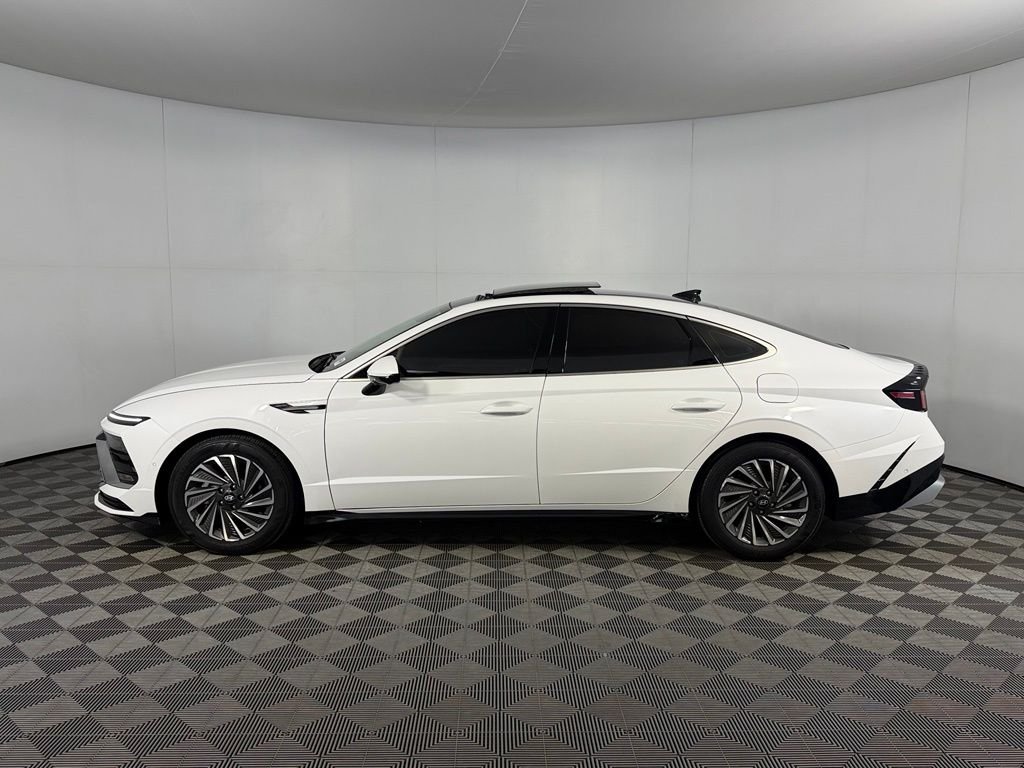 Used 2025 White Hyundai Limited image 9