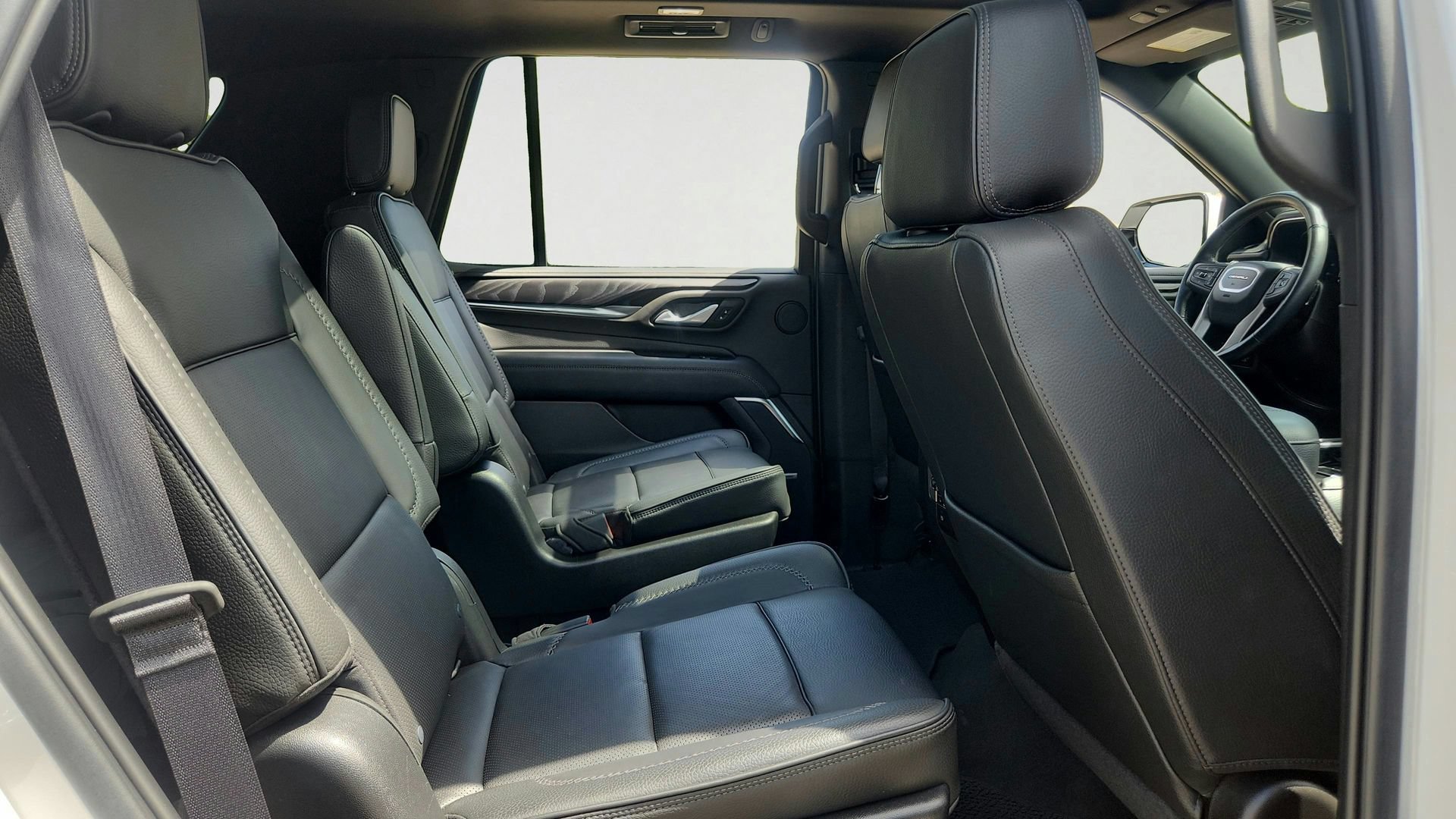 Used 2022 White Frost Tricoat GMC Denali image 28