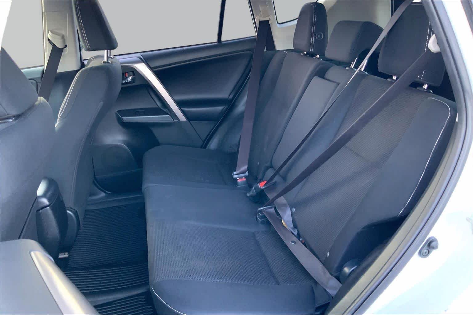 Used 2018 Super White Toyota XLE image 20