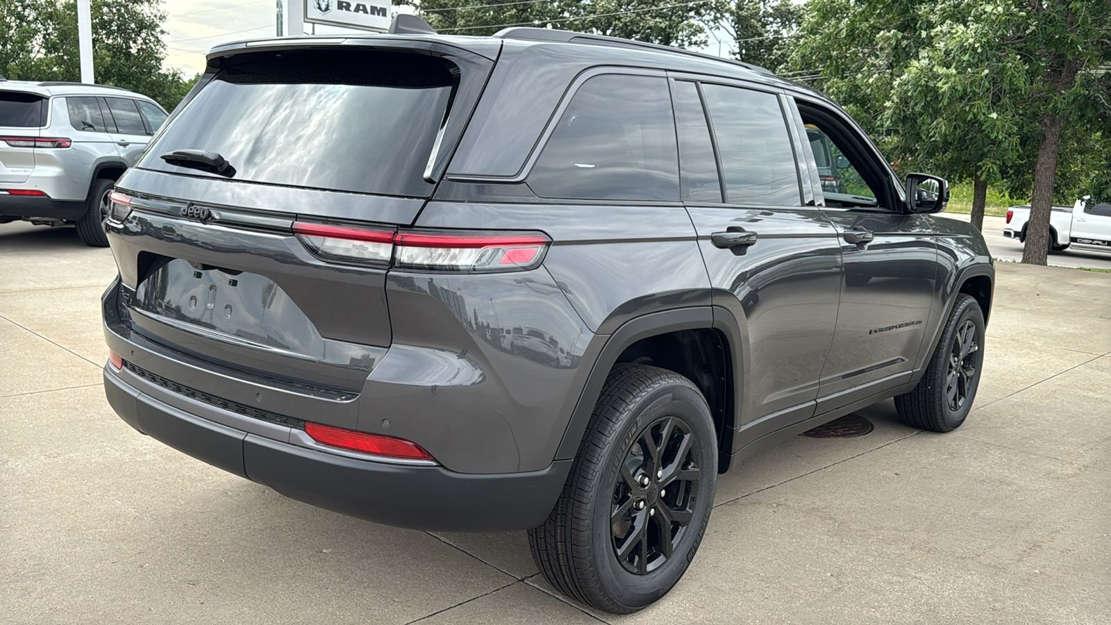 New 2026 Baltic Gray Metallic Clear-Coat Exterior Paint Jeep Altitude image 15