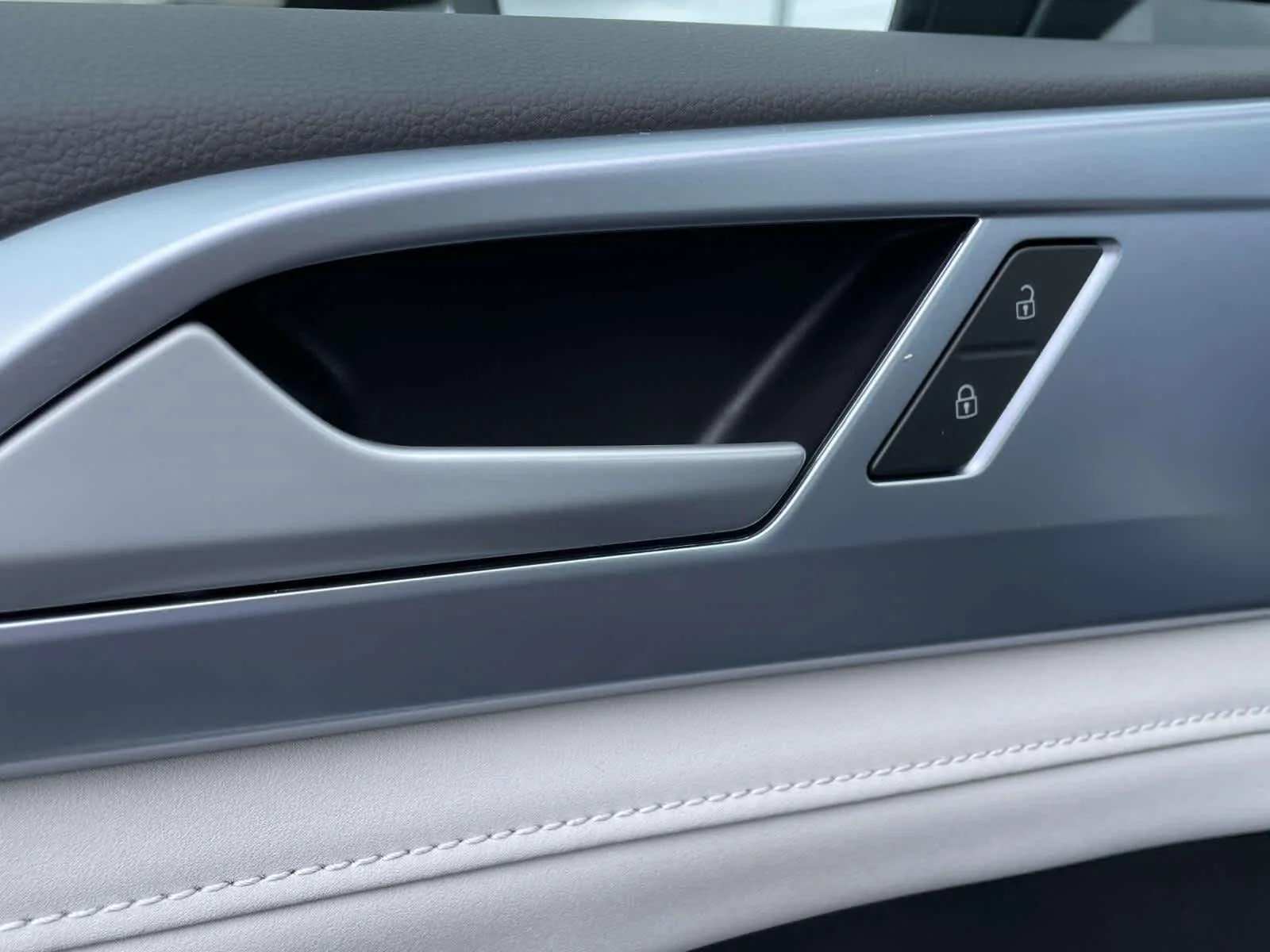 New 2026 Deep Black Pearl Volkswagen SE image 30
