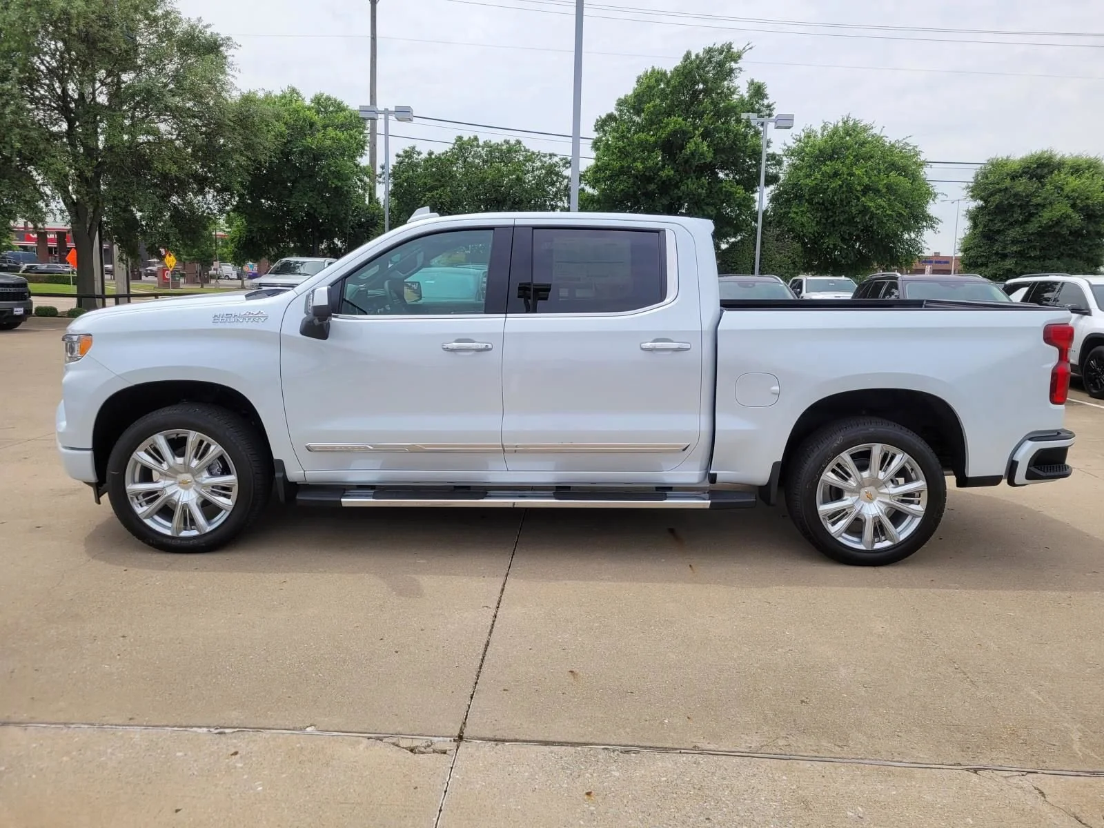 New 2026 Polar White Tricoat Chevrolet High Country image 2