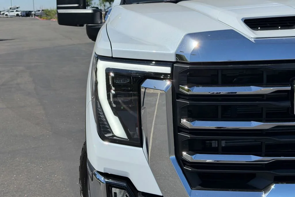 New 2026 Glacier White Tricoat GMC SLT image 4