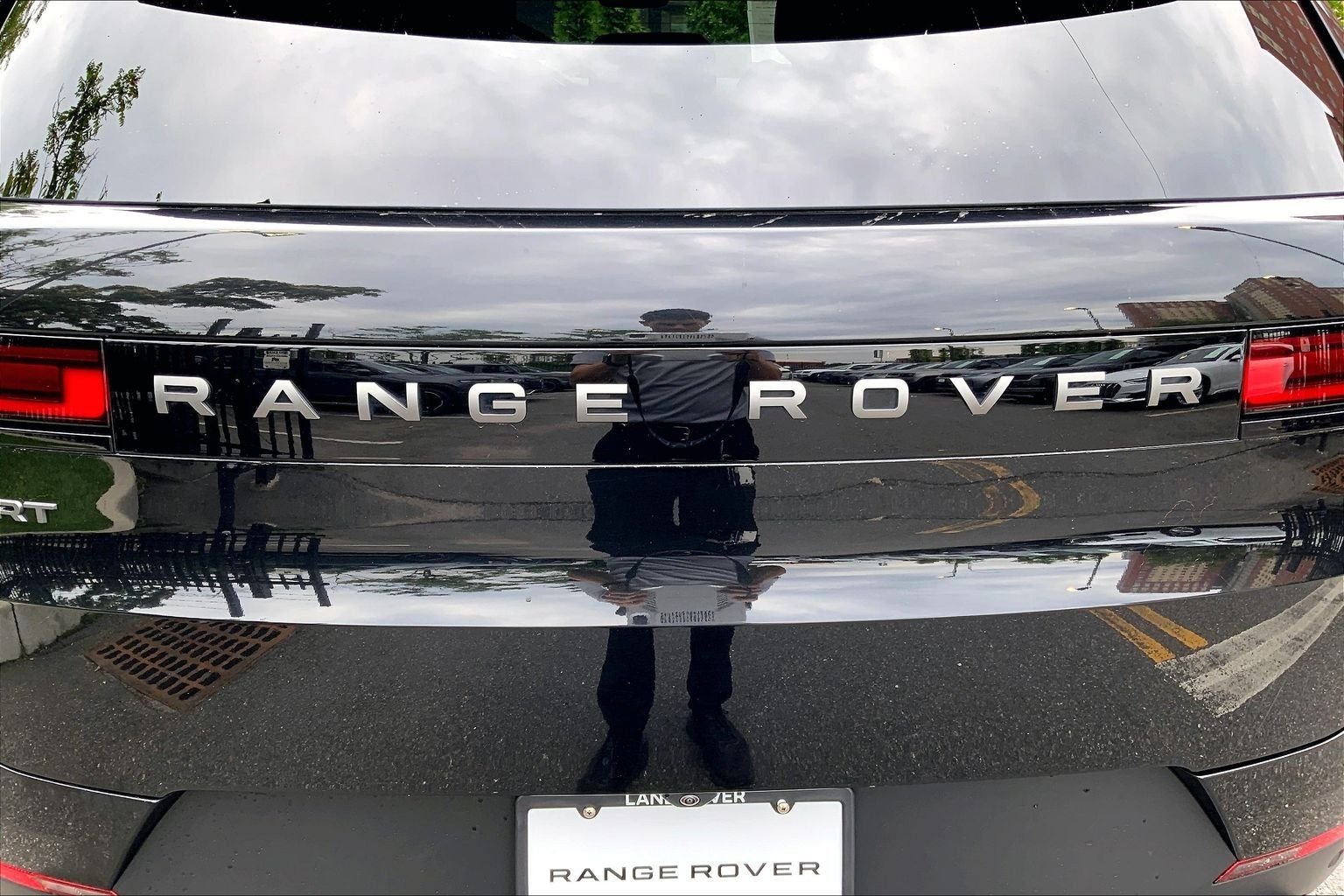 Certified Used 2025 Santorini Black Metallic Land Rover SE image 31