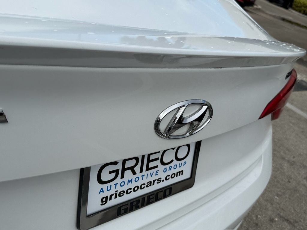 Used 2015 White Hyundai SE image 15