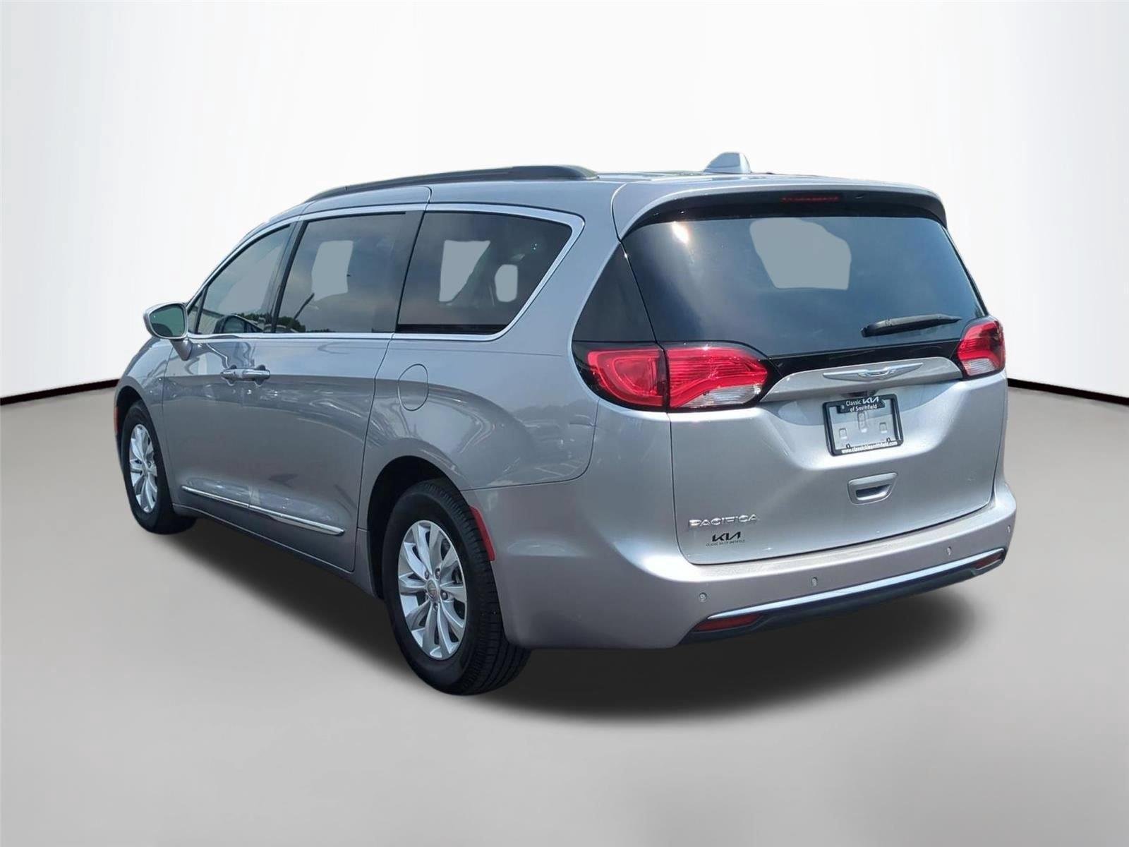 Used 2017 Billet Silver Metallic Clearcoat Chrysler Touring-L image 3