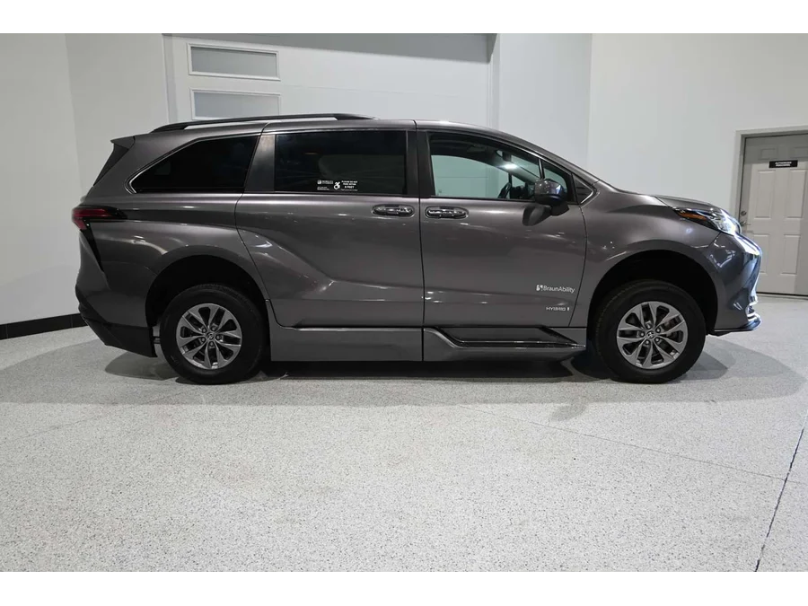 Used 2021 GRAY Toyota XLE Mobility Handicap Van image 5