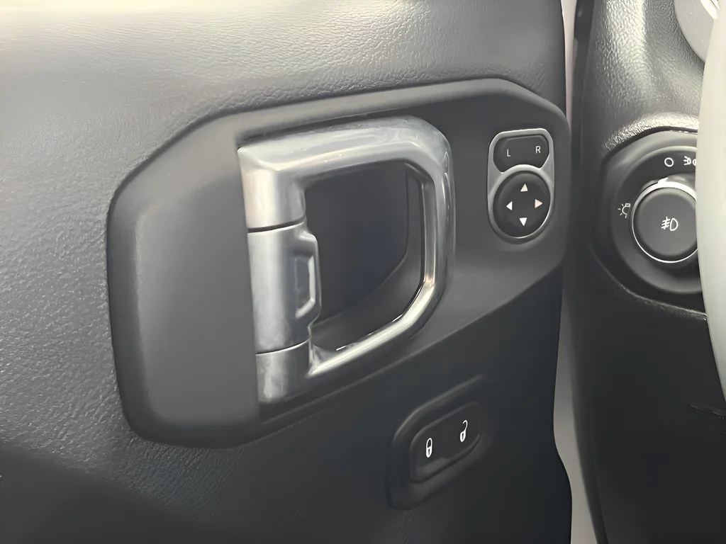Used 2023 White Jeep Sport S image 21