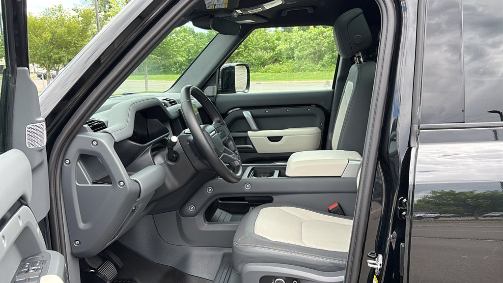 Certified Used 2023 Black Land Rover X-Dynamic SE image 10