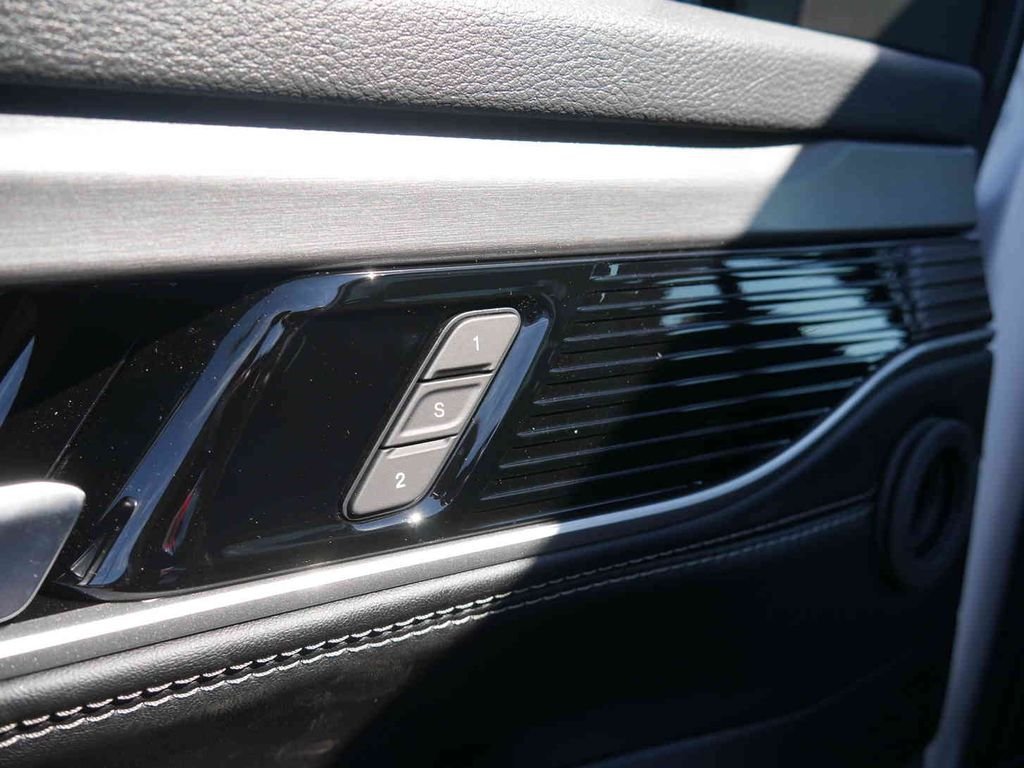 New 2026 Bright White Clear-Coat Exterior Paint Jeep Grand Wagoneer image 28