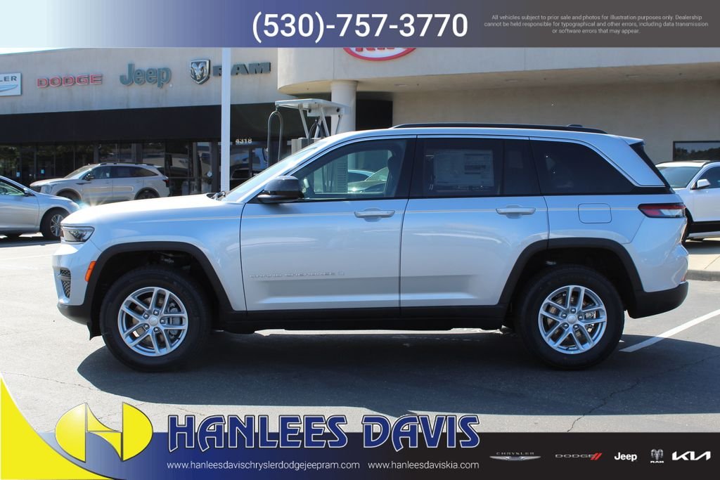 New 2026 Silver Zynith Exterior Paint Jeep Laredo X image 2