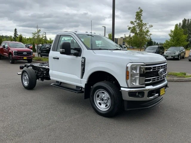 2025 Ford F-350 Super Duty Chassis Cab XLT - Photo 3