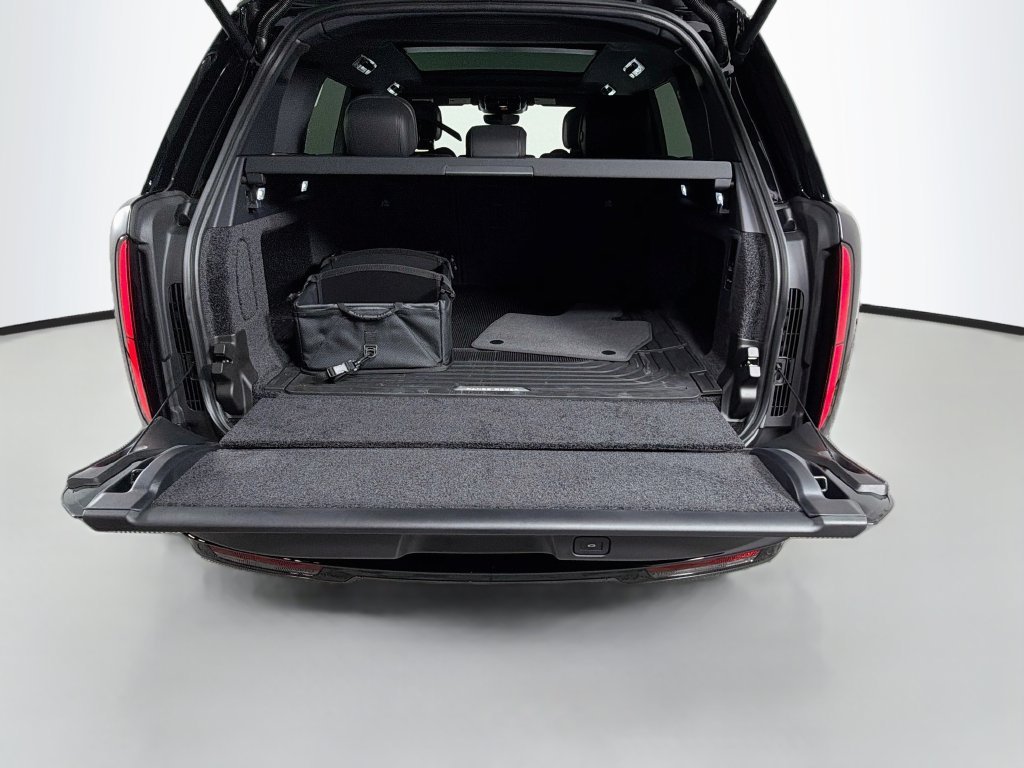 New 2027 Santorini Black Land Rover SE image 28