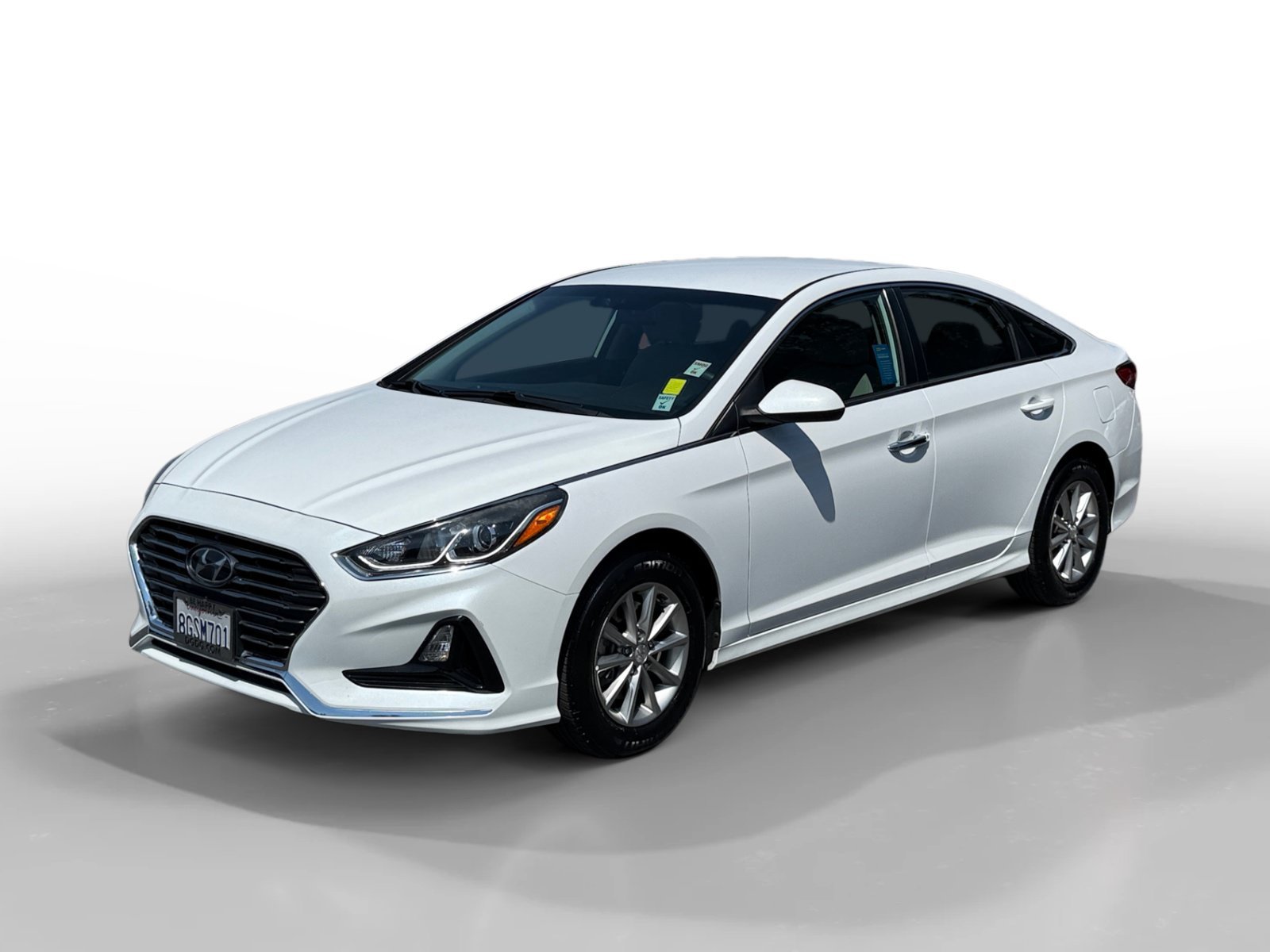 Used 2018 Quartz White Pearl Hyundai SE image 1