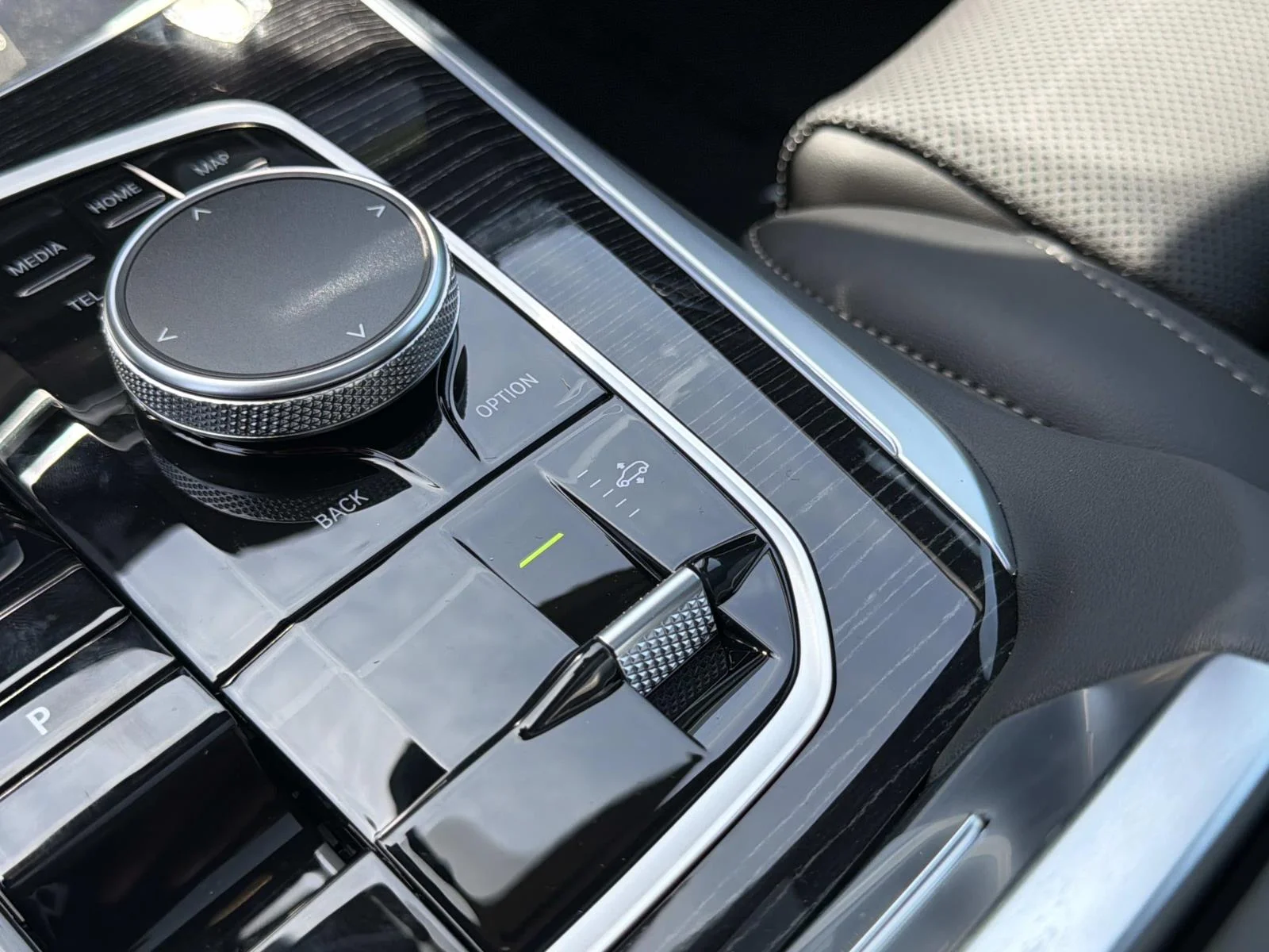 New 2026 Dravit Grey Metallic BMW xDrive50e image 25