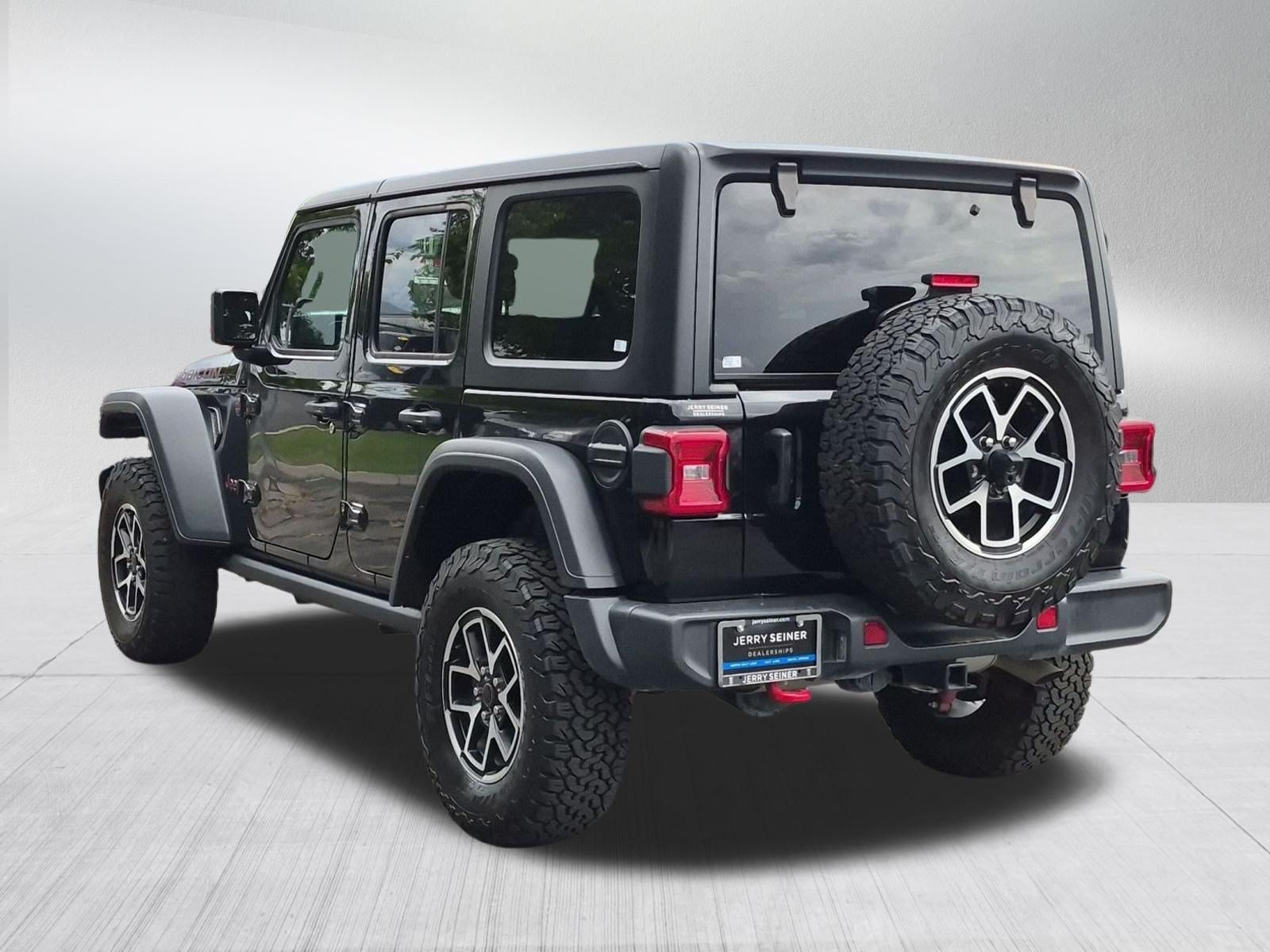 Used 2024 Black Jeep 4-Door Rubicon 4x4 image 3