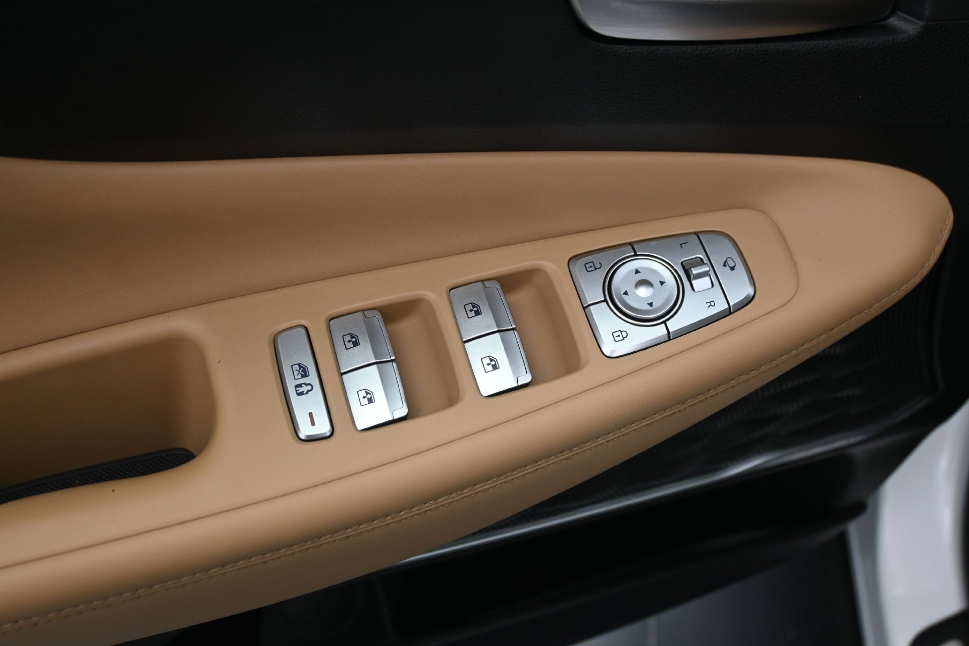 Used 2022 White Hyundai Calligraphy AWD image 19
