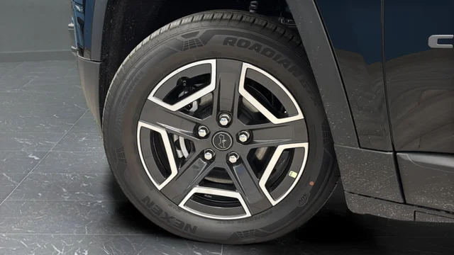 New 2026 Diamond Black Crystal Pearl-Coat Exterior Paint Jeep Limited image 37
