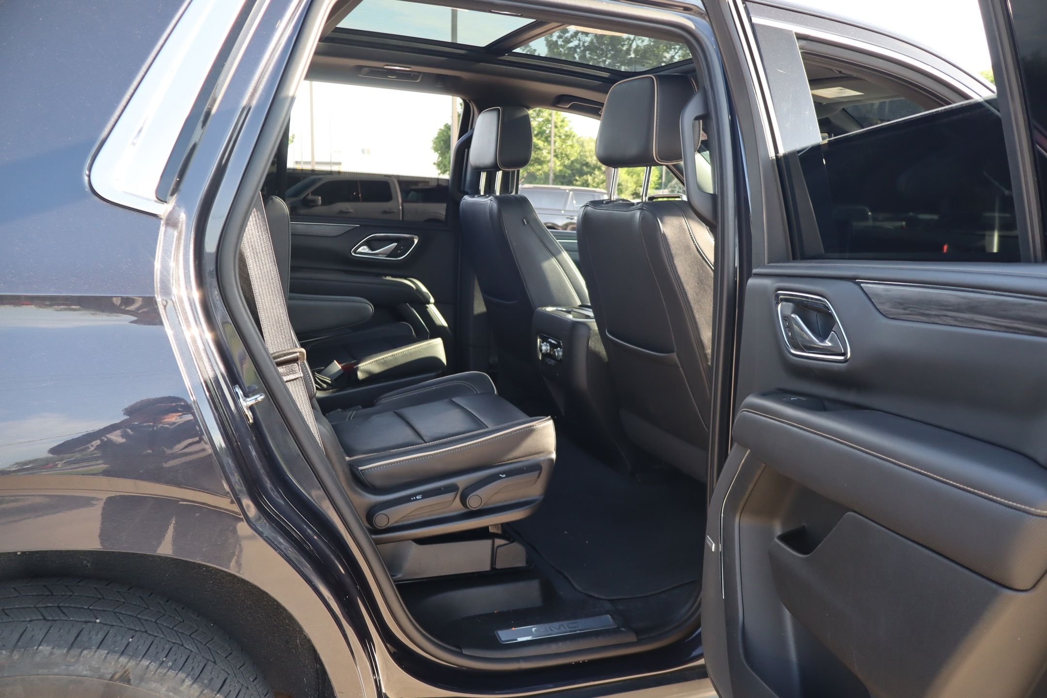 Used 2023 Titanium GMC SLT image 28