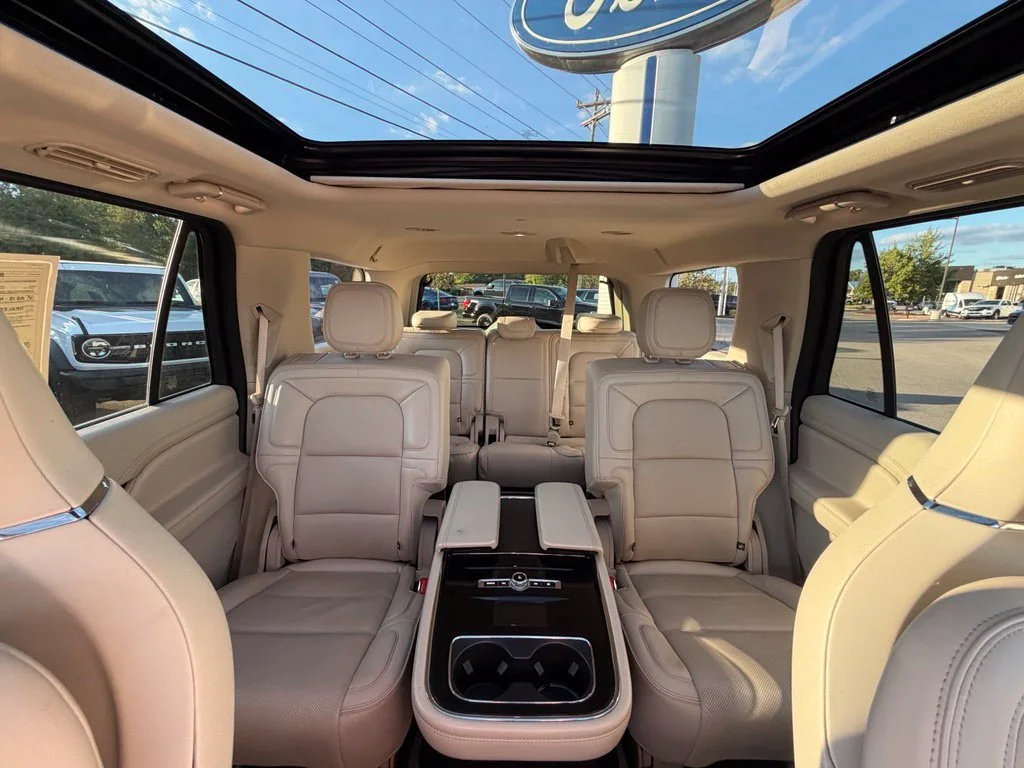 Used 2019 White Lincoln Reserve image 12