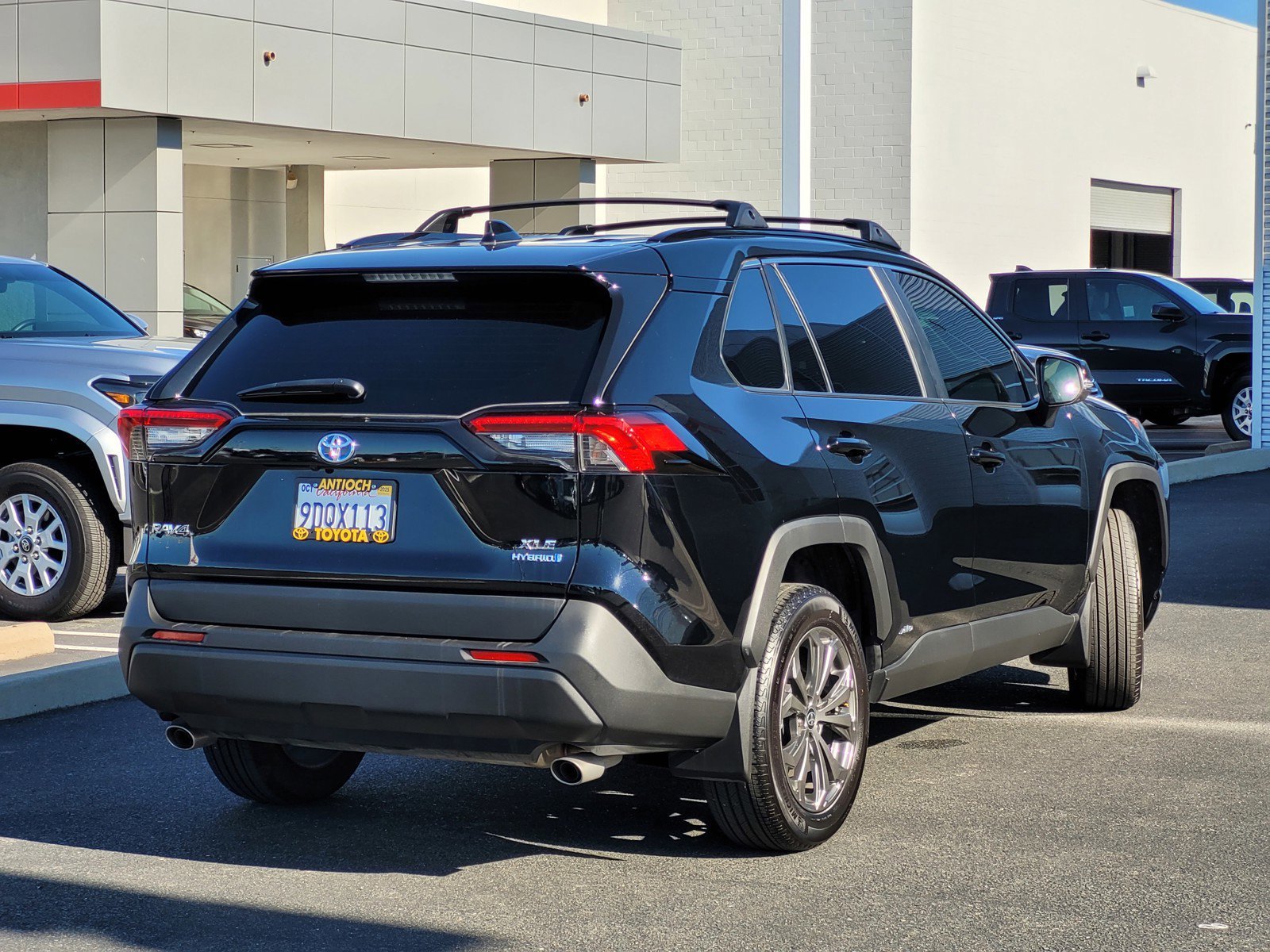 2022 Toyota RAV4 Hybrid XLE Premium photo 4