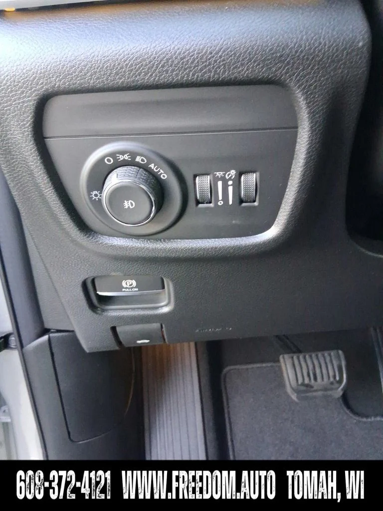 Used 2025 Silver Zynith Jeep Limited image 31
