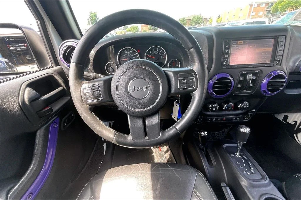 Used 2015 White Jeep Unlimited Sahara image 4