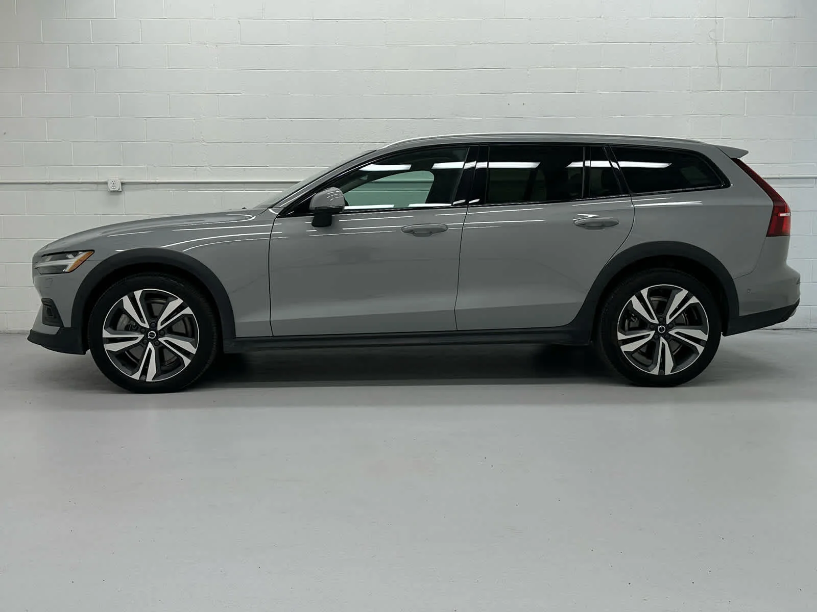Used 2024 Vapour Grey Metallic Volvo Plus image 3