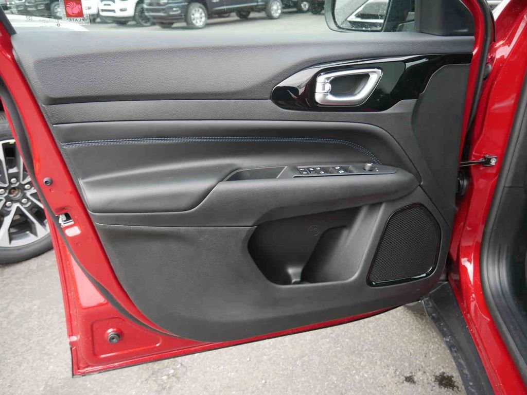 New 2026 Red Hot Pearl-Coat Exterior Paint Jeep Latitude image 21