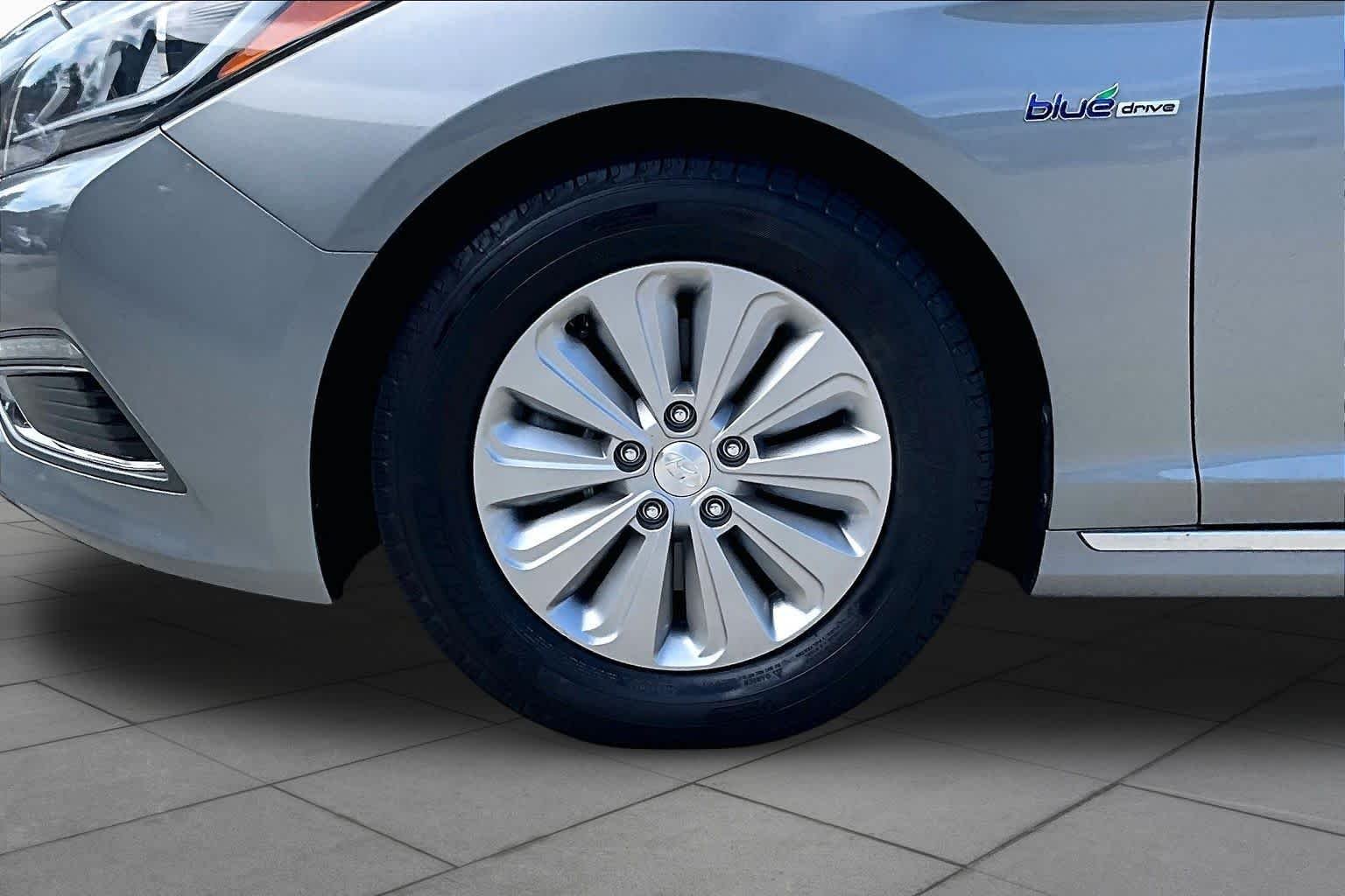 Used 2017 Metropolis Gray Hyundai SE image 10
