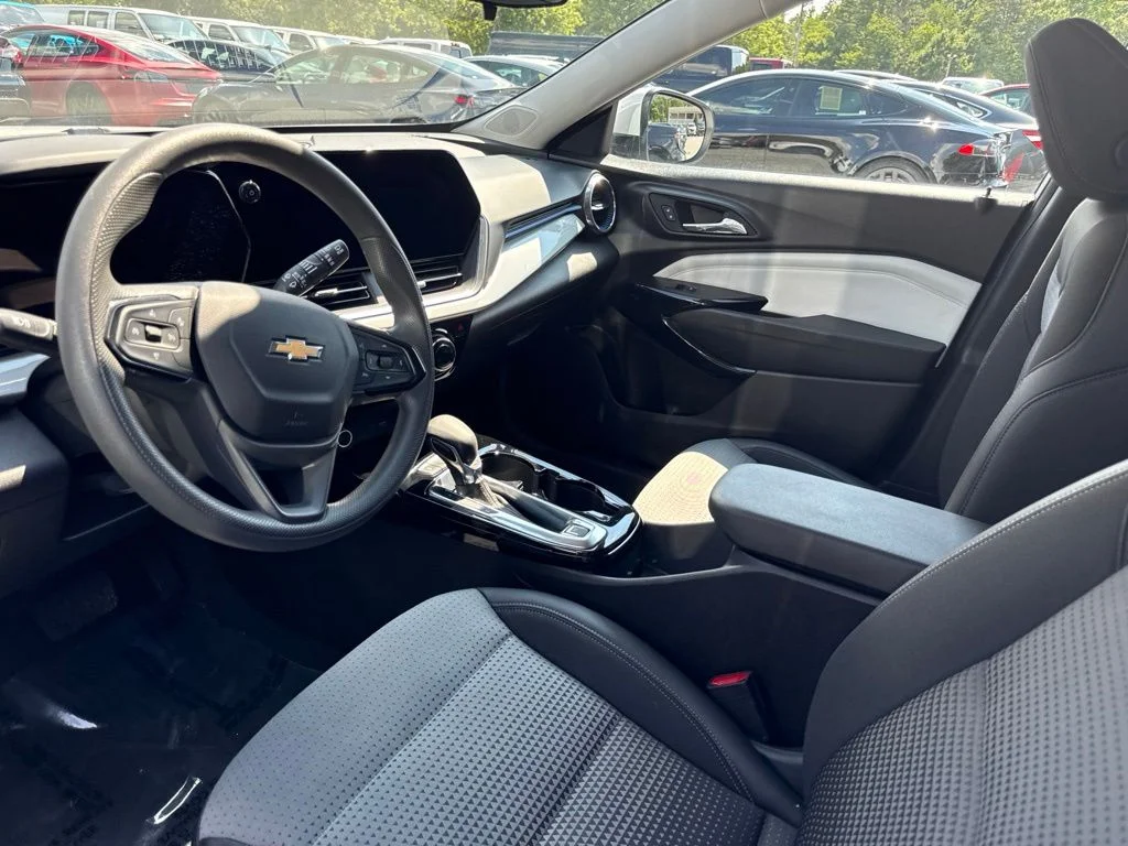 Used 2025 White Chevrolet LT image 3
