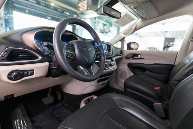 Used 2017 Silver Chrysler Touring image 4