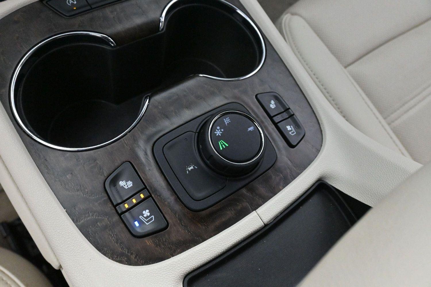 Used 2023 White Frost Tricoat GMC Denali image 21