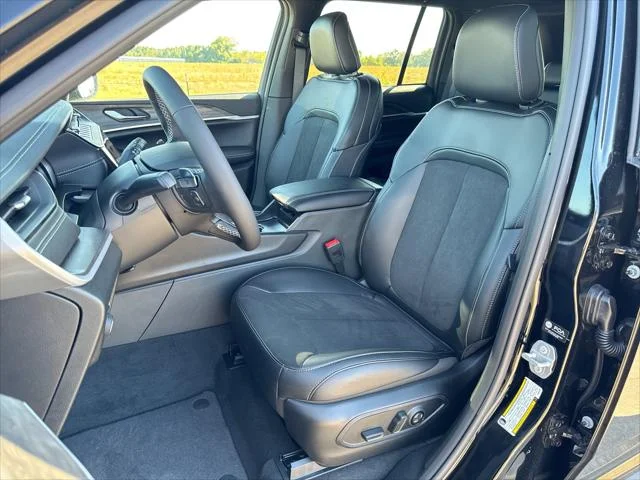 New 2027 High-Gloss Black Paint Jeep Laredo Altitude image 11